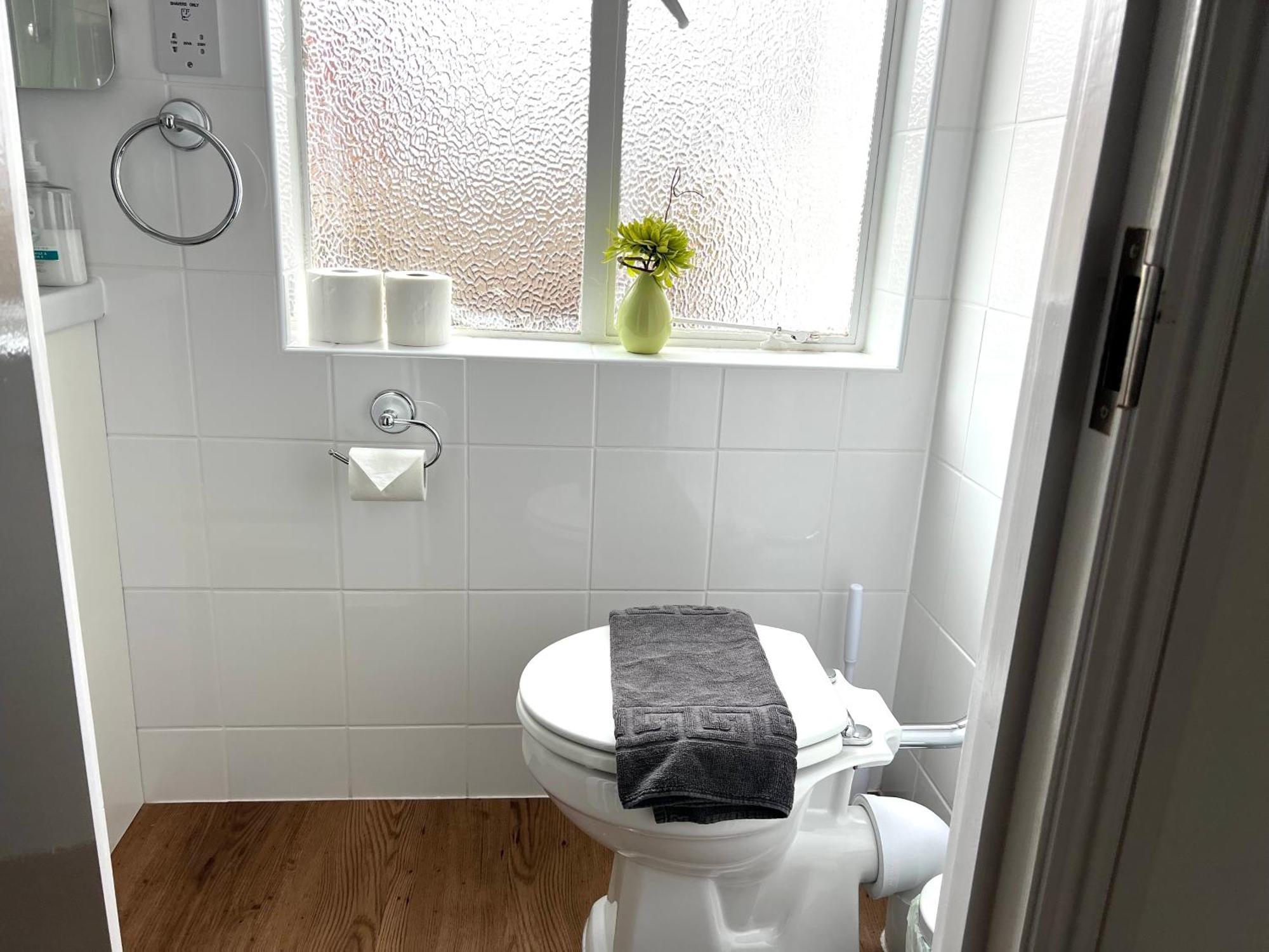 Large Family-Friendly 2Bd Glastonbury Retreat, Sleeps 5 エクステリア 写真
