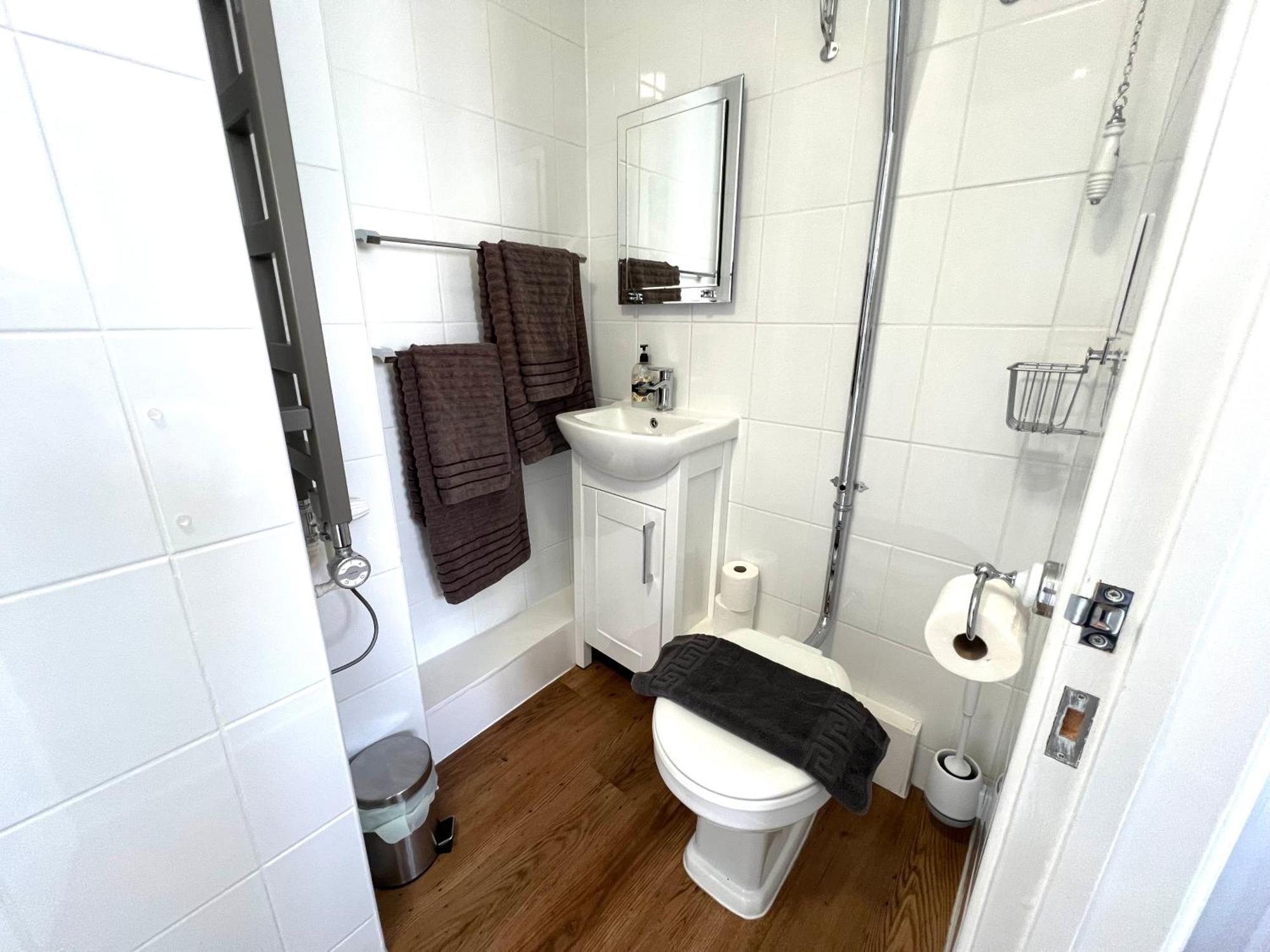 Large Family-Friendly 2Bd Glastonbury Retreat, Sleeps 5 エクステリア 写真