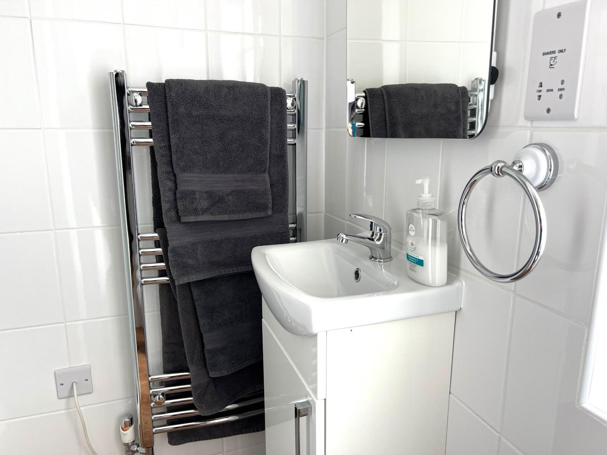 Large Family-Friendly 2Bd Glastonbury Retreat, Sleeps 5 エクステリア 写真